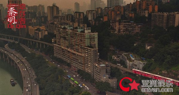 《法医秦明之幸存者》首曝花絮照，总编剧秦明“出警”拍摄现场