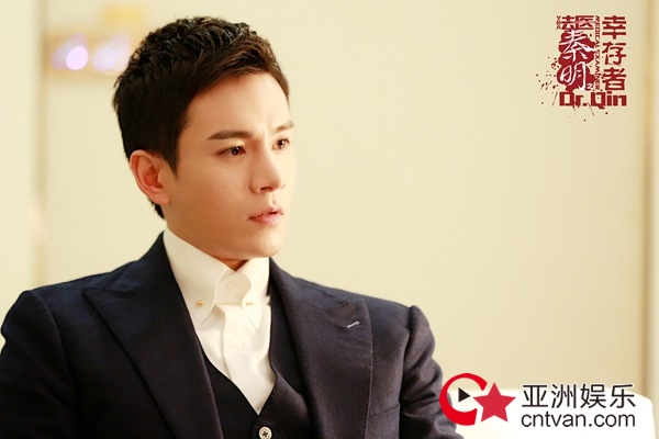 《法医秦明之幸存者》首曝花絮照，总编剧秦明“出警”拍摄现场