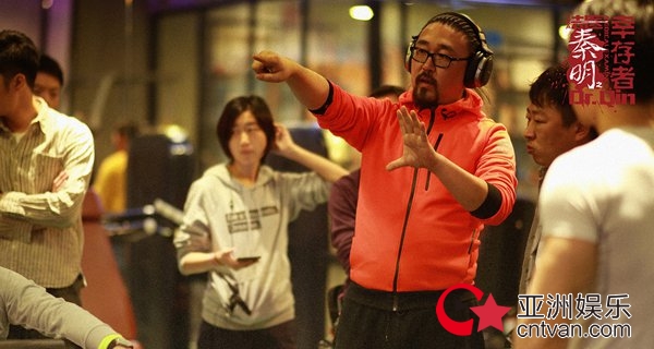 《法医秦明之幸存者》首曝花絮照，总编剧秦明“出警”拍摄现场