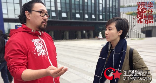 《法医秦明之幸存者》首曝花絮照，总编剧秦明“出警”拍摄现场