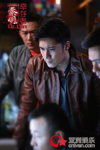 《法医秦明之幸存者》首曝花絮照，总编剧秦明“出警”拍摄现场