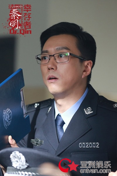 《法医秦明之幸存者》首曝花絮照，总编剧秦明“出警”拍摄现场