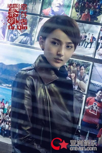 《法医秦明之幸存者》首曝花絮照，总编剧秦明“出警”拍摄现场