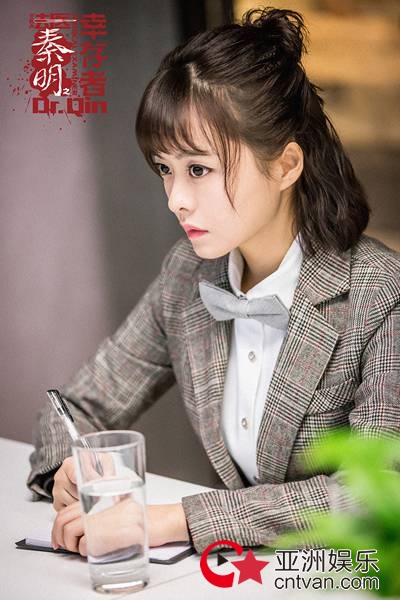 《法医秦明之幸存者》首曝花絮照，总编剧秦明“出警”拍摄现场