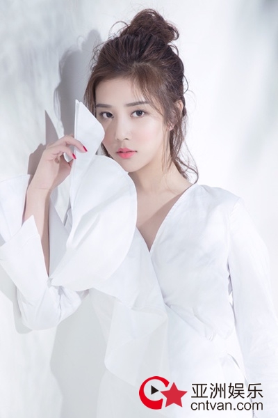 范梦写真曝光 一身白衣白尽显清新纯净