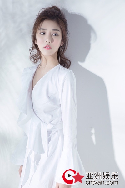 范梦写真曝光 一身白衣白尽显清新纯净