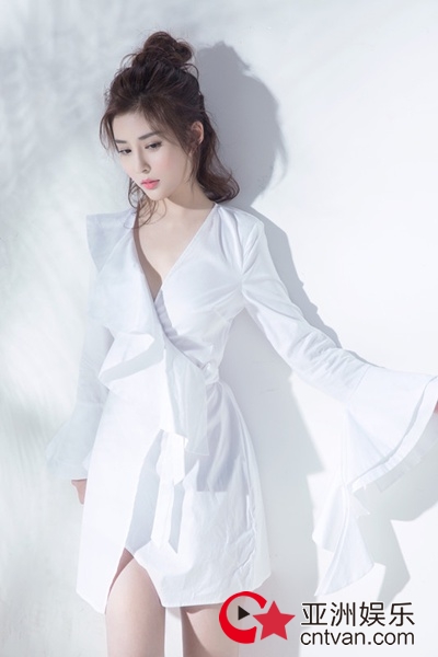 范梦写真曝光 一身白衣白尽显清新纯净