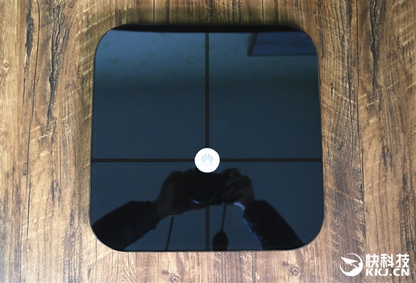 精准至0.1kg&nbsp;华为首款智能体脂秤开箱图赏