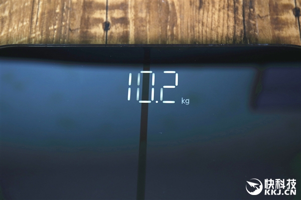 精准至0.1kg&nbsp;华为首款智能体脂秤开箱图赏