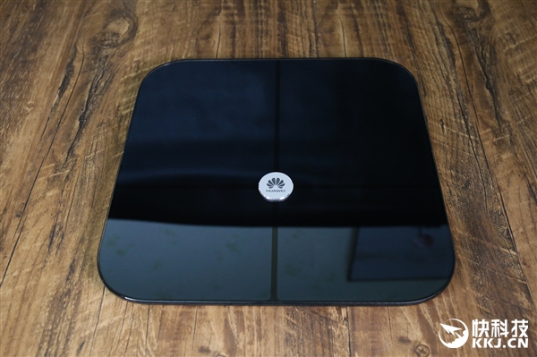 精准至0.1kg&nbsp;华为首款智能体脂秤开箱图赏