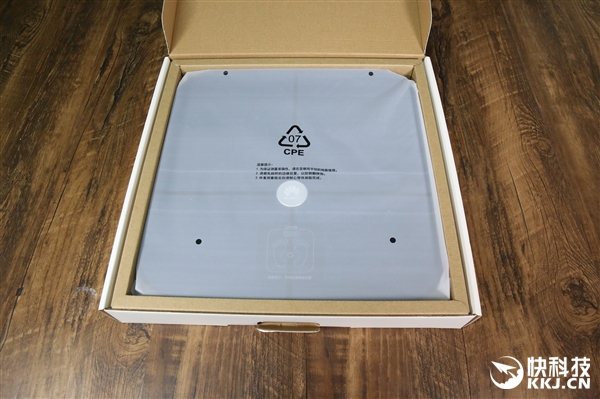 精准至0.1kg&nbsp;华为首款智能体脂秤开箱图赏