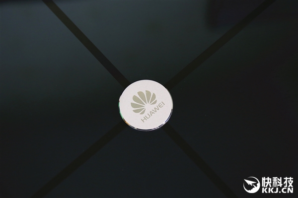 精准至0.1kg&nbsp;华为首款智能体脂秤开箱图赏