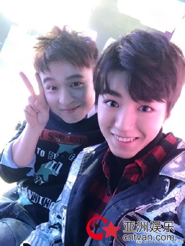 王俊凯为董子健庆生 晒亲密合影！