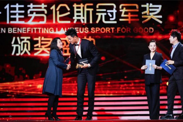 孙杨劳伦斯获奖 荣耀畅玩手环A2成冠军“最佳助攻”