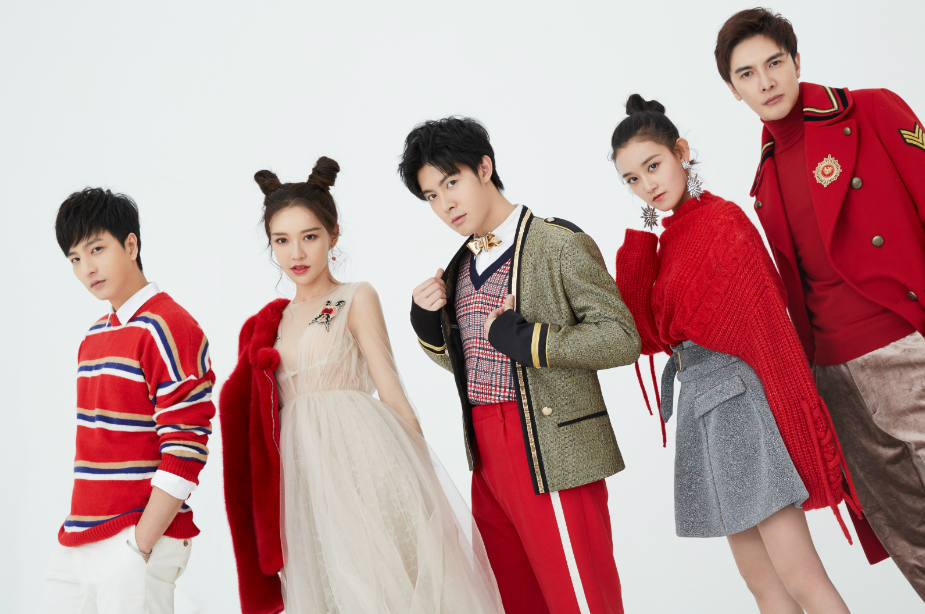 朱元冰蒋依依写真曝光&nbsp;红白搭配演绎圣诞浪漫