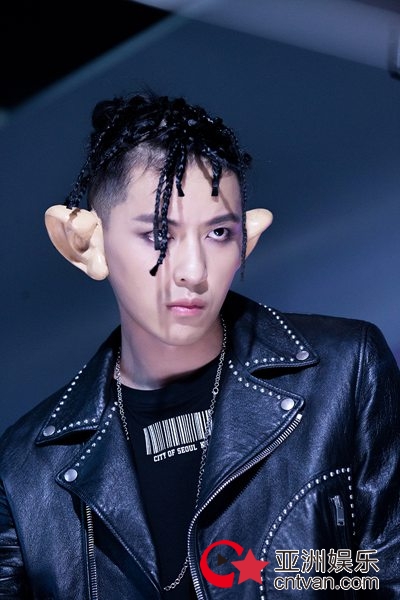 敖犬《I’m The Best》表自我态度 MV展跑酷技能