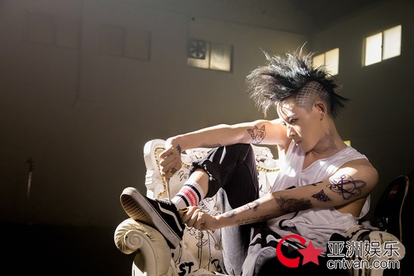 敖犬《I’m The Best》表自我态度 MV展跑酷技能