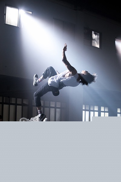 敖犬《I’m The Best》表自我态度 MV展跑酷技能