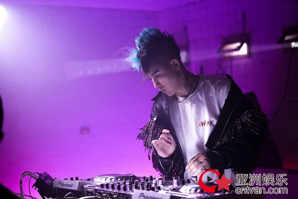 敖犬《I’m The Best》表自我态度 MV展跑酷技能