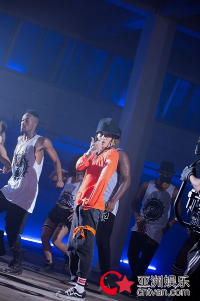 敖犬《I’m The Best》表自我态度 MV展跑酷技能