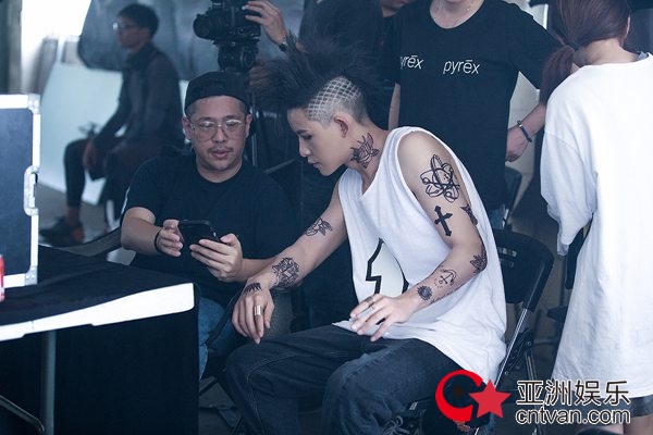 敖犬《I’m The Best》表自我态度 MV展跑酷技能