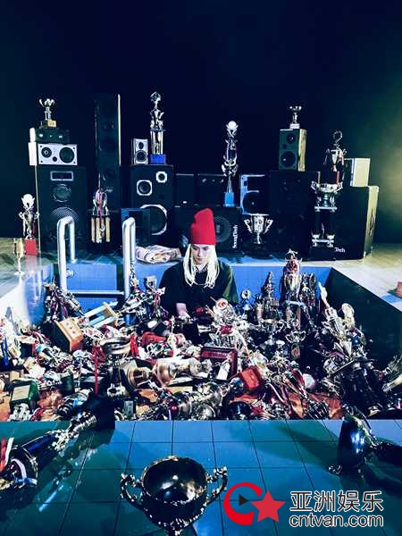 敖犬《I’m The Best》表自我态度 MV展跑酷技能