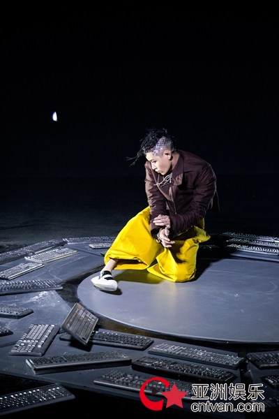 敖犬《I’m The Best》表自我态度 MV展跑酷技能