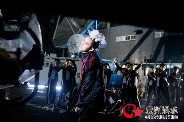 敖犬《I’m The Best》表自我态度 MV展跑酷技能