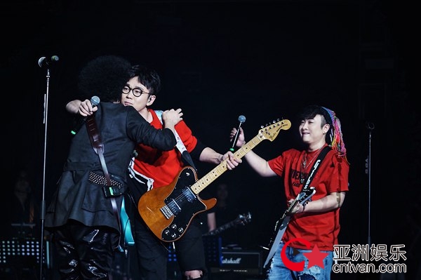 赵英俊首开演唱会 众星云集玩花样