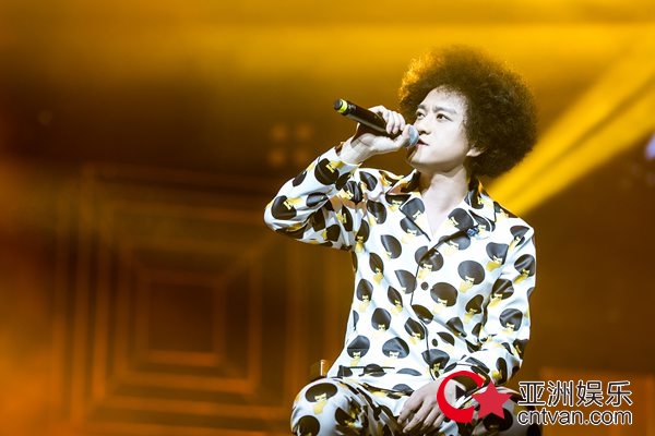 赵英俊首开演唱会 众星云集玩花样