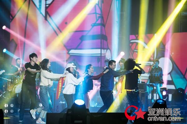 赵英俊首开演唱会 众星云集玩花样