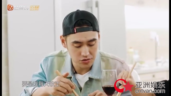 张歆艺买打折葱&nbsp;袁弘赞其会过日子