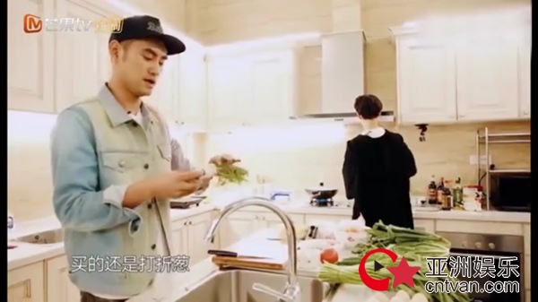 张歆艺买打折葱&nbsp;袁弘赞其会过日子