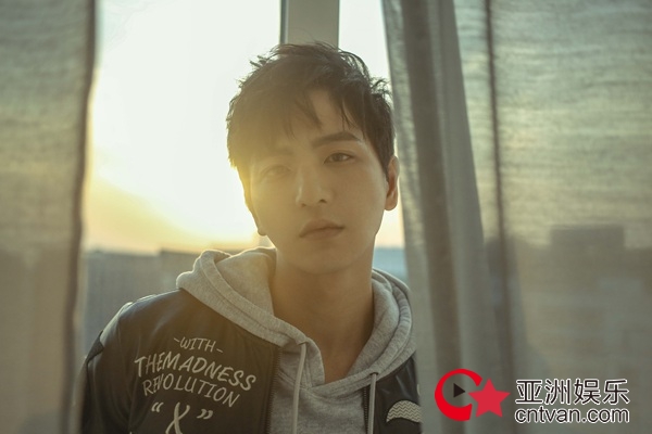 杨奇煜献唱《端脑》片尾曲 《Die Now》MV首发 寒冬楼顶楼拍摄大呼冷彻心肺