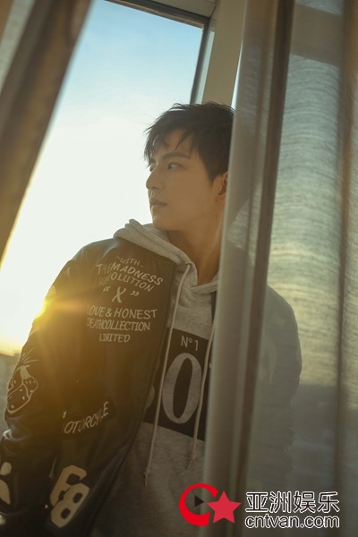 杨奇煜献唱《端脑》片尾曲 《Die Now》MV首发 寒冬楼顶楼拍摄大呼冷彻心肺