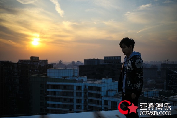 杨奇煜献唱《端脑》片尾曲 《Die Now》MV首发 寒冬楼顶楼拍摄大呼冷彻心肺