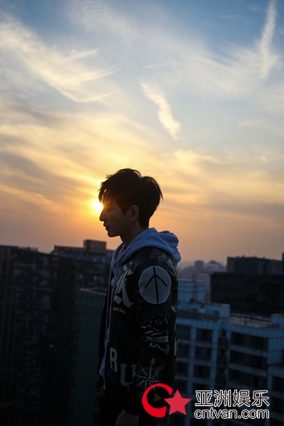 杨奇煜献唱《端脑》片尾曲 《Die Now》MV首发 寒冬楼顶楼拍摄大呼冷彻心肺