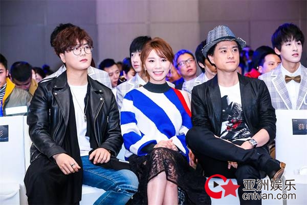 赵英俊黄雅莉陆虎出席花椒之夜&nbsp;获奖不忘搞怪