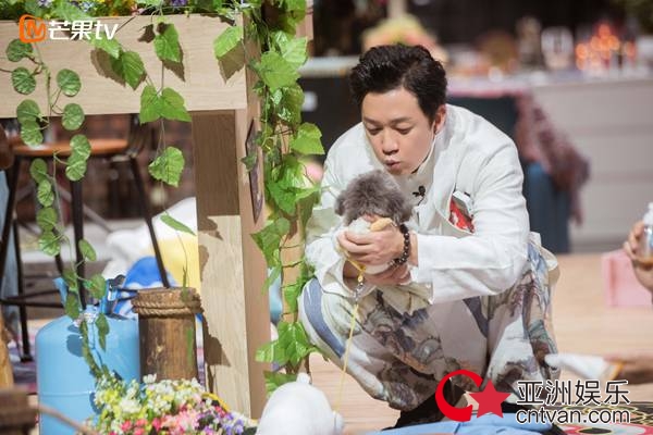 《明星大侦探》潘粤明吃道具现神借口 魏大勋唱民谣迷倒王鸥