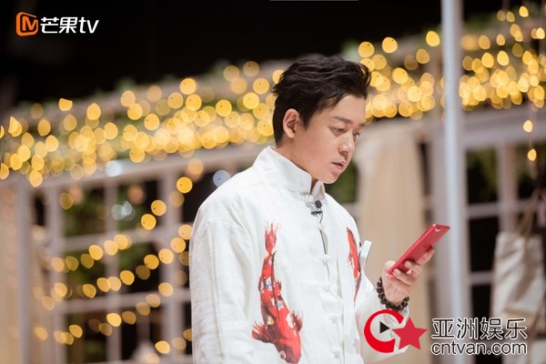 《明星大侦探》潘粤明吃道具现神借口 魏大勋唱民谣迷倒王鸥