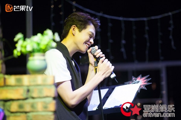 《明星大侦探》潘粤明吃道具现神借口 魏大勋唱民谣迷倒王鸥