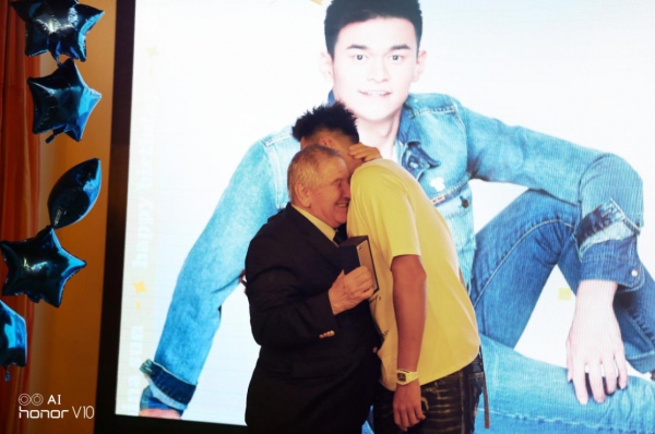 暖萌孙杨佳绩不断，“绅士腿”再现江湖