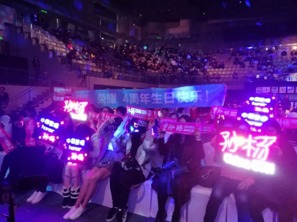 暖萌孙杨佳绩不断，“绅士腿”再现江湖