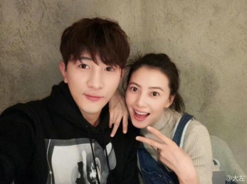 大左晒和女神高圆圆合照自嘲有点儿圆