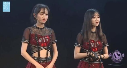 SNH48冯薪朵黄婷婷辞去队长职务 为李艺彤风波道歉!
