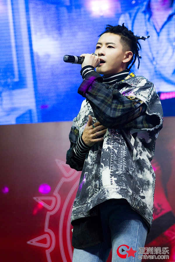 敖犬新专辑首唱会获赠北京房产&nbsp;谈MV吻戏现场“开车”