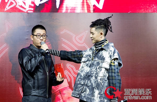 敖犬新专辑首唱会获赠北京房产&nbsp;谈MV吻戏现场“开车”