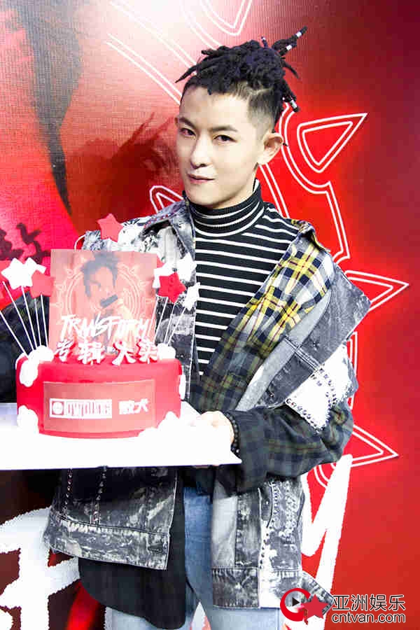 敖犬新专辑首唱会获赠北京房产&nbsp;谈MV吻戏现场“开车”