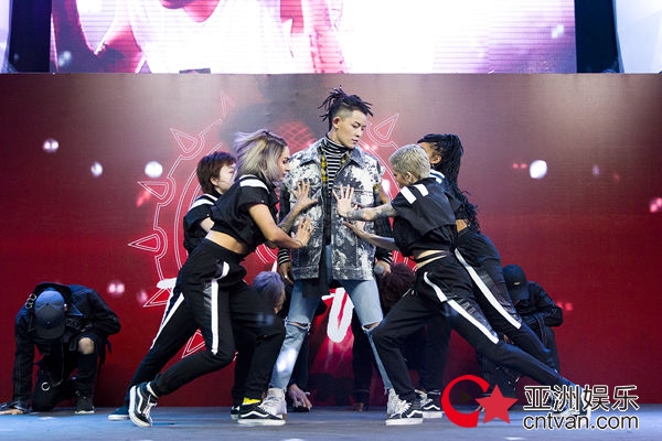 敖犬新专辑首唱会获赠北京房产&nbsp;谈MV吻戏现场“开车”