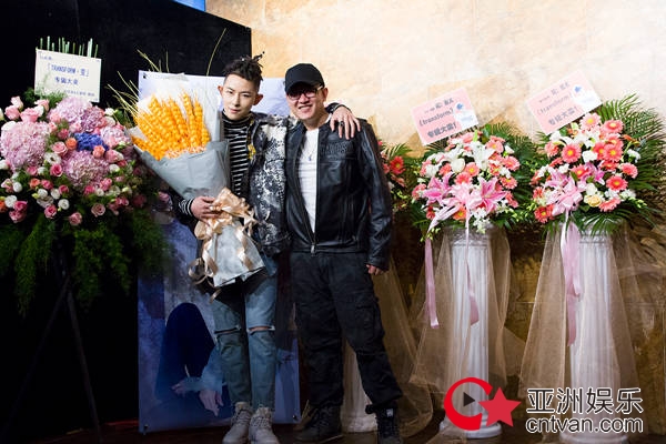 敖犬新专辑首唱会获赠北京房产&nbsp;谈MV吻戏现场“开车”